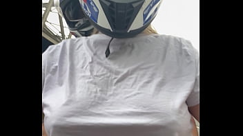 Motogirl mulher da 99 pega passageiro homem e pede pra ele coçar os bico dos seus peitos enquanto pilota ele fica com pau duro encima da moto e goza nela toda