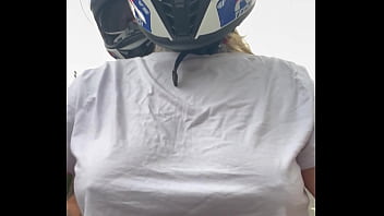 Motogirl mulher da 99 pega passageiro homem e pede pra ele coçar os bico dos seus peitos enquanto pilota ele fica com pau duro encima da moto e goza nela toda
