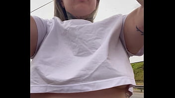 Motogirl mulher da 99 pega passageiro homem e pede pra ele coçar os bico dos seus peitos enquanto pilota ele fica com pau duro encima da moto e goza nela toda