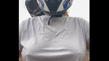 Motogirl mulher da 99 pega passageiro homem e pede pra ele coçar os bico dos seus peitos enquanto pilota ele fica com pau duro encima da moto e goza nela toda