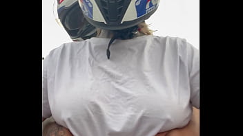 Motogirl mulher da 99 pega passageiro homem e pede pra ele coçar os bico dos seus peitos enquanto pilota ele fica com pau duro encima da moto e goza nela toda