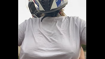 Motogirl mulher da 99 pega passageiro homem e pede pra ele coçar os bico dos seus peitos enquanto pilota ele fica com pau duro encima da moto e goza nela toda