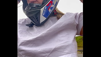 Motogirl mulher da 99 pega passageiro homem e pede pra ele coçar os bico dos seus peitos enquanto pilota ele fica com pau duro encima da moto e goza nela toda