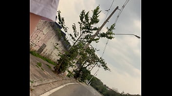 Motogirl mulher da 99 pega passageiro homem e pede pra ele coçar os bico dos seus peitos enquanto pilota ele fica com pau duro encima da moto e goza nela toda