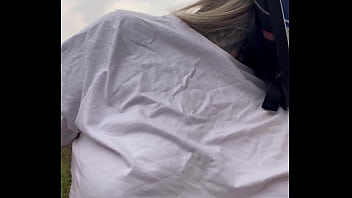 Motogirl mulher da 99 pega passageiro homem e pede pra ele coçar os bico dos seus peitos enquanto pilota ele fica com pau duro encima da moto e goza nela toda