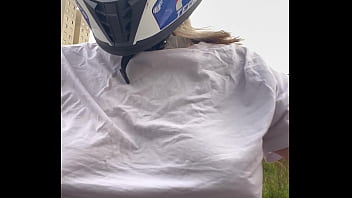 Motogirl mulher da 99 pega passageiro homem e pede pra ele coçar os bico dos seus peitos enquanto pilota ele fica com pau duro encima da moto e goza nela toda
