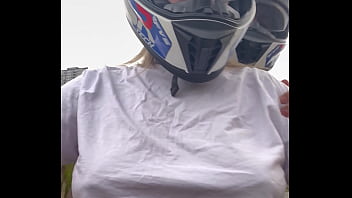 Motogirl mulher da 99 pega passageiro homem e pede pra ele coçar os bico dos seus peitos enquanto pilota ele fica com pau duro encima da moto e goza nela toda