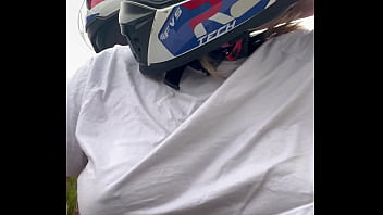 Motogirl mulher da 99 pega passageiro homem e pede pra ele coçar os bico dos seus peitos enquanto pilota ele fica com pau duro encima da moto e goza nela toda