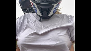 Motogirl mulher da 99 pega passageiro homem e pede pra ele coçar os bico dos seus peitos enquanto pilota ele fica com pau duro encima da moto e goza nela toda