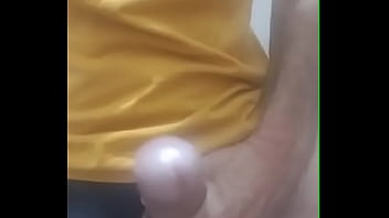 Punheteiro gozando no banheiro