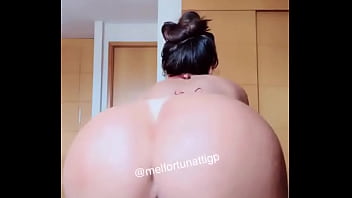 Mel fortunatti se mostrando