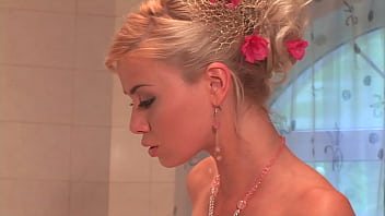 Blonde milf masturbating her shaved pussy in jacuzzi