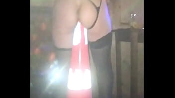 Abriendo el coño con dildo grande