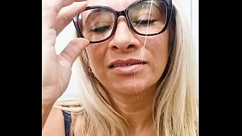 Fazendo piss a pessoa fazendo xixi sozinha em breve farei vídeos de pissing recebendo xixi na boca algum macho disposto a fazer em mim