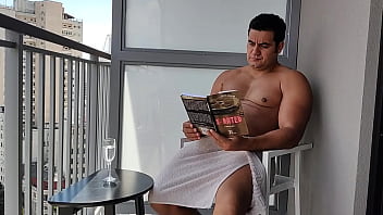 Acho Parrudo Se Exibindo Na Piscina thumbnail