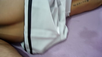 Sexy latina universitaria de culo grande ingresa a mi habitación y compartimos cama