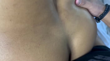 Moreno pauzudo fode as primas putas gostosa na cama do motel