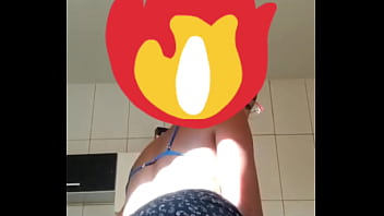 Novinha gostosa rebolando