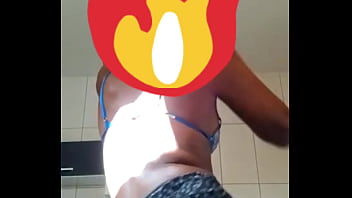 Novinha gostosa rebolando