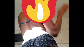 Novinha gostosa rebolando