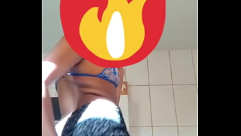 Novinha gostosa rebolando