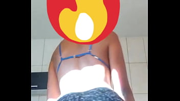 Novinha gostosa rebolando