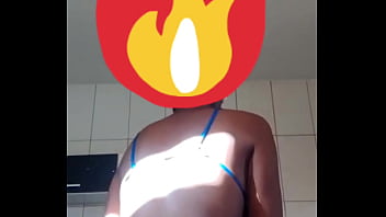 Novinha gostosa rebolando