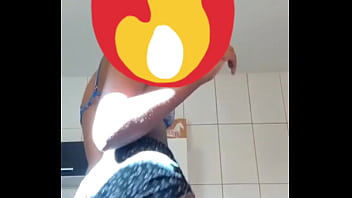 Novinha gostosa rebolando