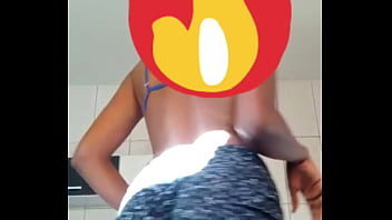 Novinha gostosa rebolando