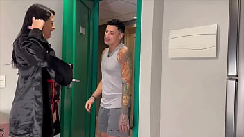 Vizinha safada chamou o dotado pra casa dela