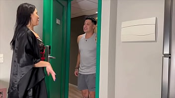 Vizinha safada chamou o dotado pra casa dela