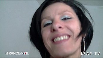 Une bonne mere francaise se touche pour faire grimper la temperature