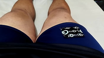 Vi minha ex se masturbando e deixando sua bucetinha apertadinha toda molhadinha e fui bater uma punheta no pinto pequeno