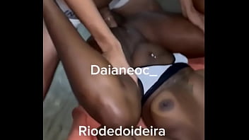 Delícia metendo tudo na putinha do corno