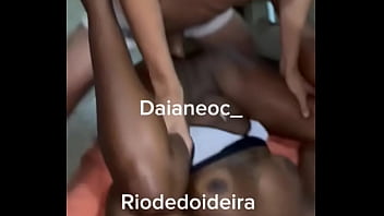 Delícia metendo tudo na putinha do corno