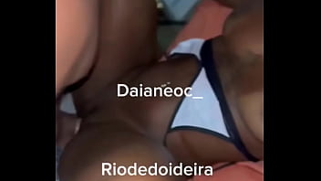 Delícia metendo tudo na putinha do corno