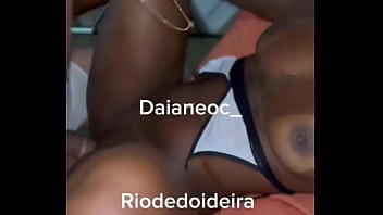 Delícia metendo tudo na putinha do corno