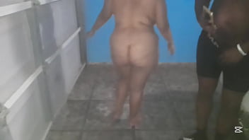 Joven folla con sus compañeros de trabajo