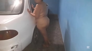 Joven folla con sus compañeros de trabajo
