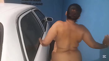 Joven folla con sus compañeros de trabajo