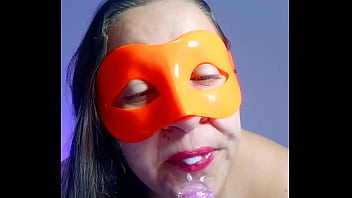 La dueña del bar imita a la mucama y hace un video masturbandose para mostrar a sus clientes 2 full on xred sheer