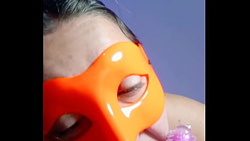 La dueña del bar imita a la mucama y hace un video masturbandose para mostrar a sus clientes 2 full on xred sheer