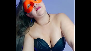 La dueña del bar imita a la mucama y hace un video masturbandose para mostrar a sus clientes 2 full on xred sheer