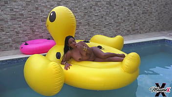 Maxine x masturbates & cums on her big rubber ducky in the pool