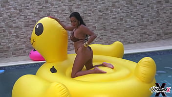 Maxine x masturbates & cums on her big rubber ducky in the pool