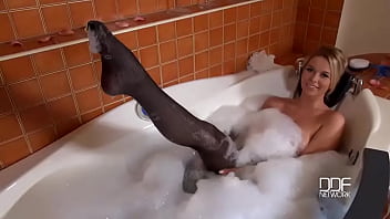 Footlong pov adventures a wanton hottie's bathroom pleasures