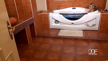 Footlong pov adventures a wanton hottie's bathroom pleasures