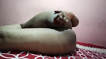 Mummy ne mere badan ko chat chat kar apni piyas bhujai