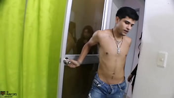 Chica adulta teniendo intimidad Chica adulta teniendo intimidad