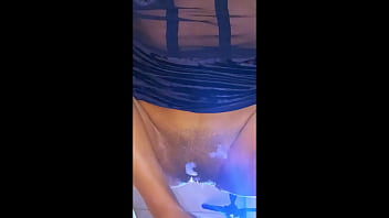 La Colegiala Y Su Vecino Se Encontraron En El Elevador Del Apartamento Y No Pudieron Resistir La Tentación De Explorar Su Química En El Dormitorio thumbnail
